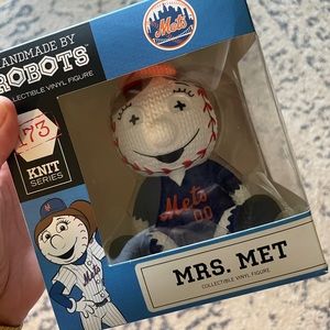 Mrs. Met Handmade by Robots collectible vinyl figure